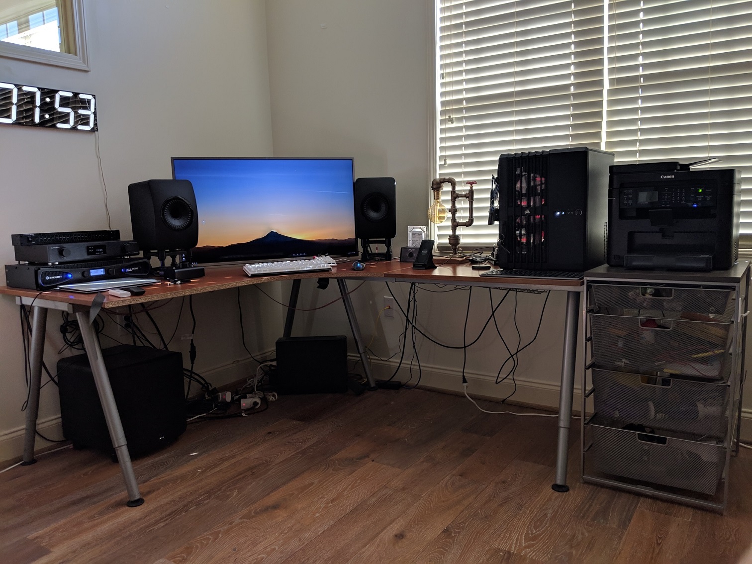 desk.jpg desk.jpg
